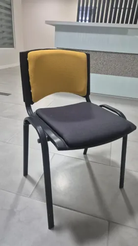 Cadeiras empilháveis em ótimo estado - 29 unidades