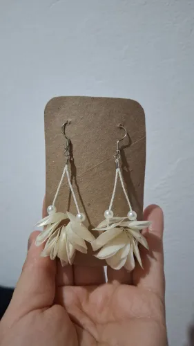 Brinco artesanal feito com escamas de tainha