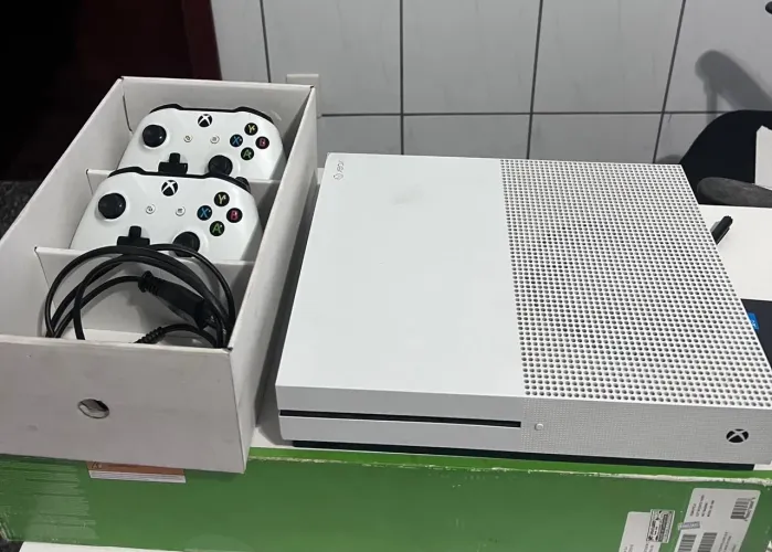 Xbox One S 1TB com dois controles