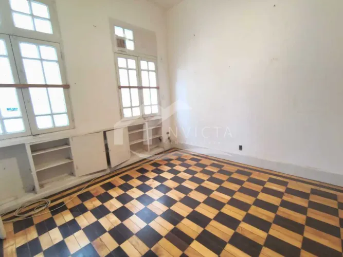 Apartamento de frente, com ótima iluminação e fácil acesso a serviços, lazer e transporte.