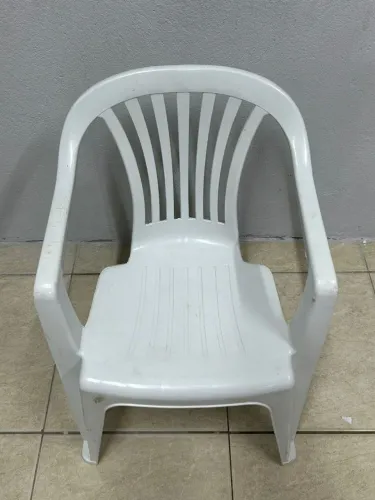 Cadeira plástico braço 
