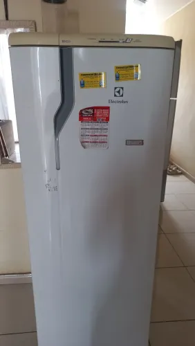 Vendo geladeira Eletrolux para retirada de peças. Congelador furou, motor funcionando.