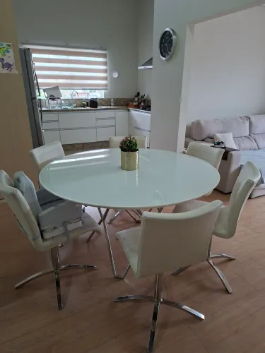 Conjunto mesa redonda e 6 cadeiras 