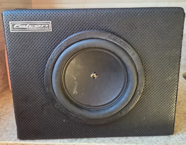 Caixa Amplificada Falcon - 8 pol. / 200rms de potência