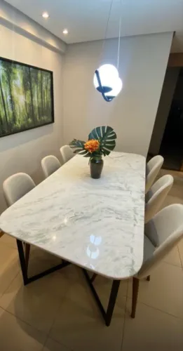 Mesa em mármore branco aquarela com pés em metalon preto