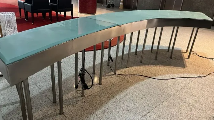 BALCÃO PARA RECEPÇÃO EM VIDRO E AÇO ESCOVADO