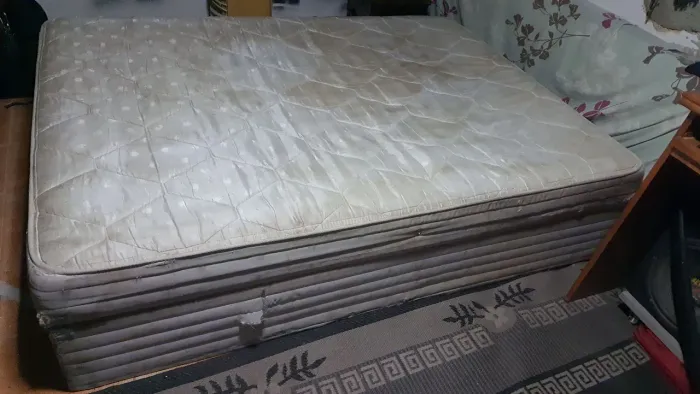 Doação Cama de casal baú
