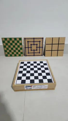 Jogo de Tabuleiro 5 em 1 | Xadrez | Damas | Ludo | Velha |<br>Damas<br>Jogo da Velha<br>Ludo<br>Trilha