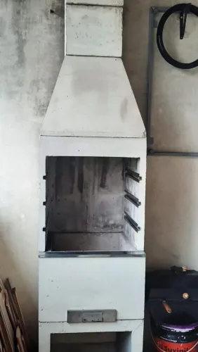 Churrasqueira de concreto com chaminé