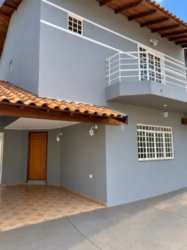 Alugo sobrado no Chacara Cachoeira, próximo ao vermelho Gril e quiosque Brhama