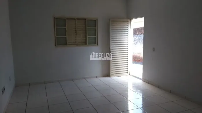 Casa com 2 Quarto(s) e 1 banheiro(s) para Alugar, 79 m² por R$ 1050 / Mês