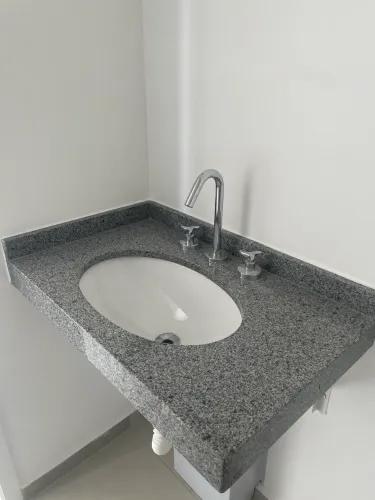 Pia banheiro granito cinza com louça branca