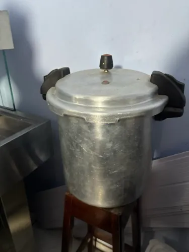 Panela de pressão seminova 24L