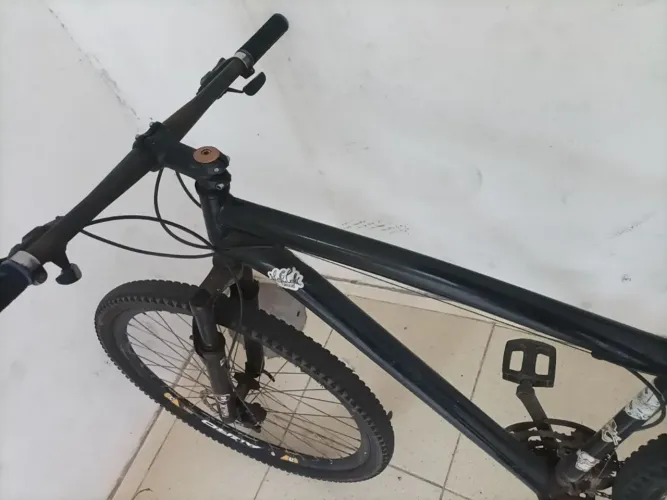 Bicicleta Aro 29 com Marchas, cor Preta - Ótimo Estado + Nota Fiscal