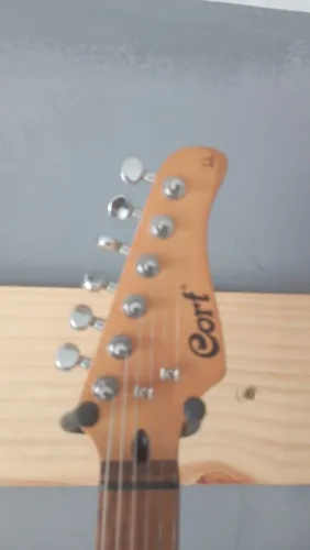 Guitarra "CORT" G210