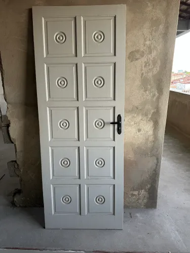 Porta de Madeira Maciça Entalhada Conservada e Completa