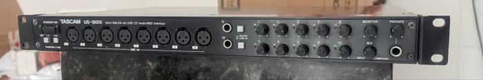Interface de Áudio TASCAM US-1800 16x4