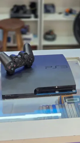 Vende-se está PlayStation 3, com vários jogos na memória.