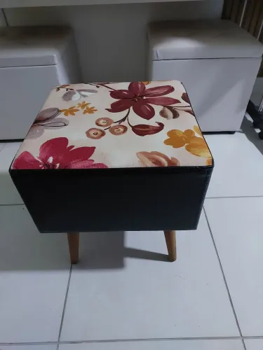 Puff com pés de madeira