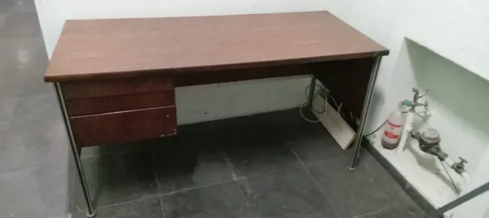 Escrivaninha Mesa Vintage de Escritório anos 70 SECURIT com pés em alumínio.