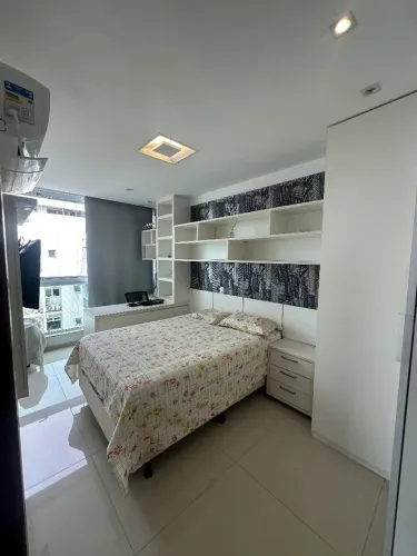 Aluguel de quarto em condomínio de luxo com vaga de garagem.