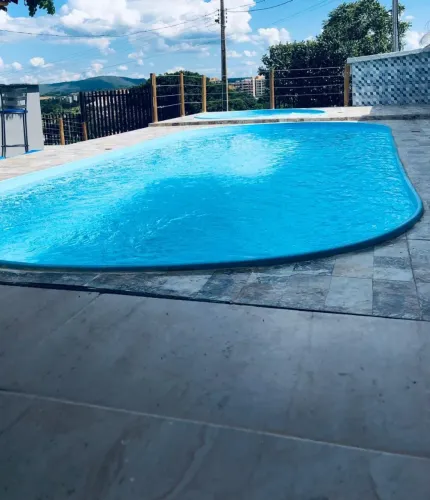 Oportunidade Única p/ Investidor! Casa de 4 Qts c/ Piscina Aquecida, Cond Porto Seguro,