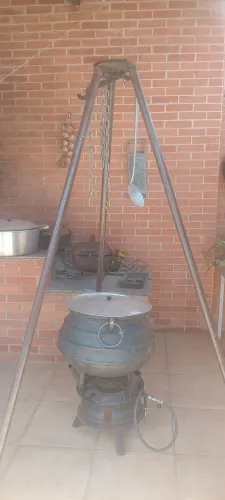 Alugo Panela de Ferro Caldeirão 60L com o tripé e fogareiro