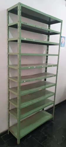 Pratileira para armazenamento de mercadorias