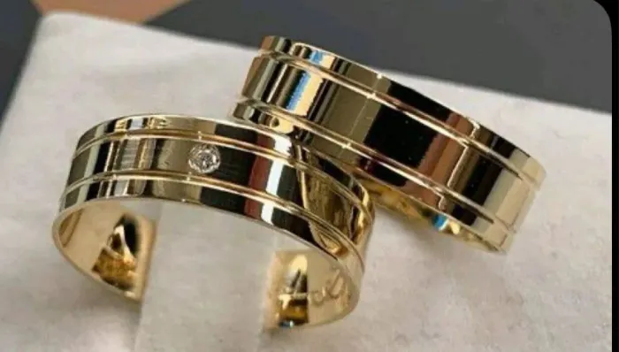 Par de alianças de casamento