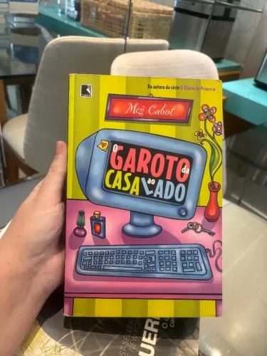 Livro o garoto da casa ao lado