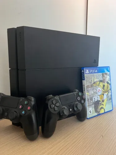 PS4 FAT 500gb | 2 Controles e FIFA 18