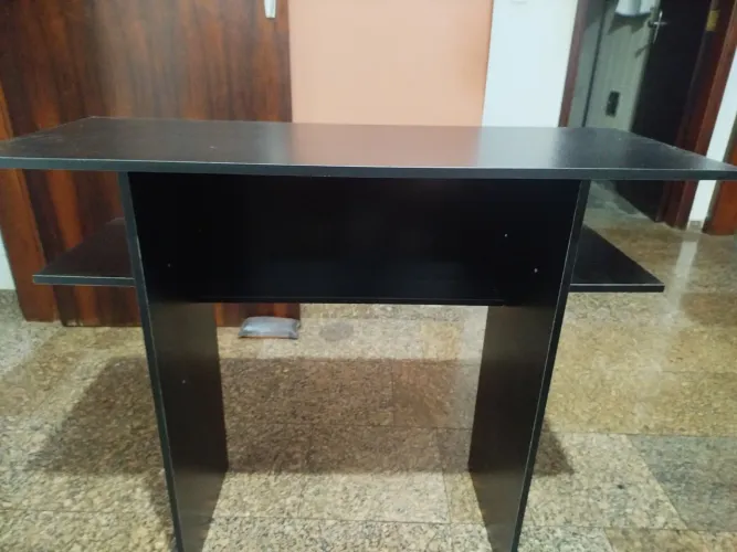 Mesa escrivaninha preta para estudo e computador