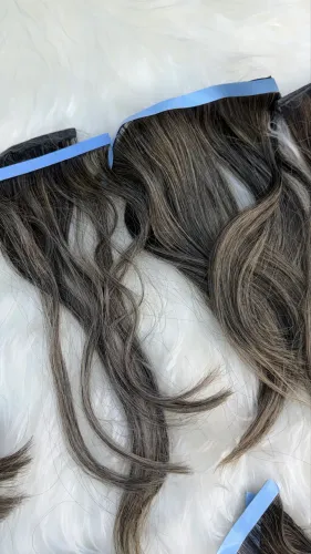 Lindo mega hair em fitas adesivadas...cabelo brasileiro