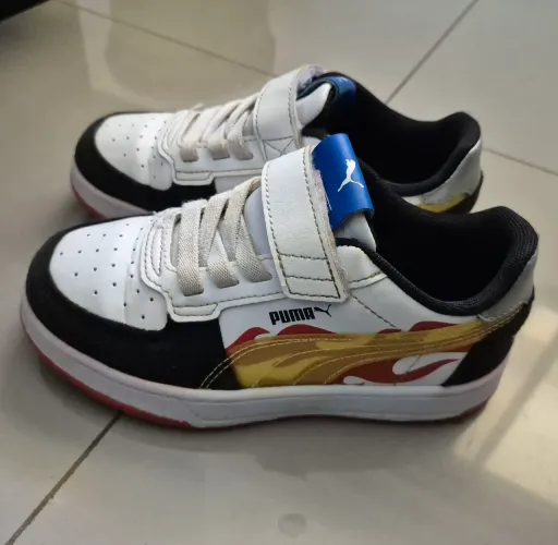Tênis PUMA x HOT WHEELS Caven 2.0 Infantil.