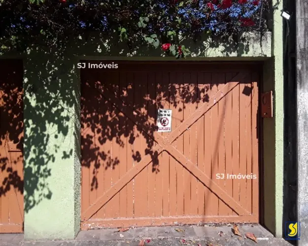 Ponto comercial com 8 salas, 5 banheiros e 3 vagas na Rua Cel Jucá