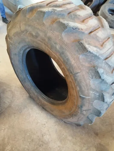 Pneu pirelli 19.5L-24 - bom estado