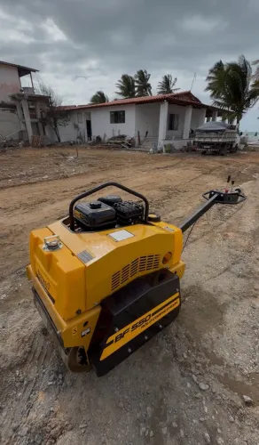 Aluguel de rolo para compactação de solo bf 550