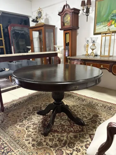 Antiga Mesa de Jantar Redonda, com 4 gavetas nas laterais com puxadores de bronze