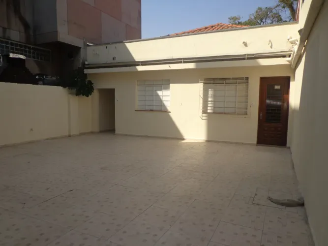 Centro-Casa comercial -120 m2 com 3 quartos, 2 banheiros, cozinha ampla, 4 vgs garagem
