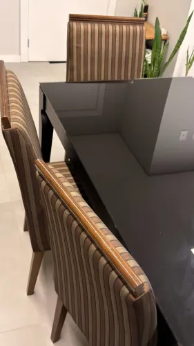 Mesa de vidro preta com 6 cadeiras