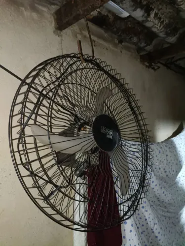 Ventilador de parede funcionando com tomada .