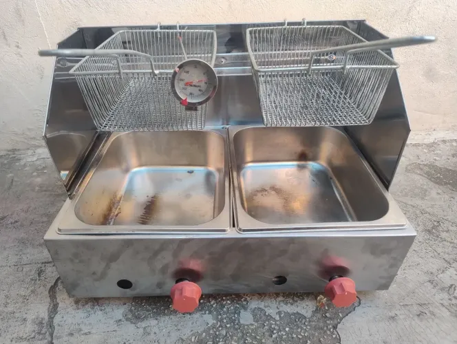 Fritadeira a gás novíssima pouco uso com termometro analógico dois cestos 