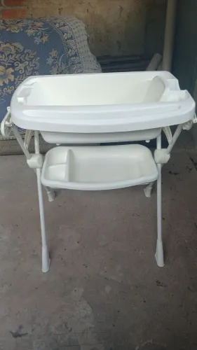 BANHEIRA COM SUPORTE QUE COLOCAR FRALDAS E TEM PÉ