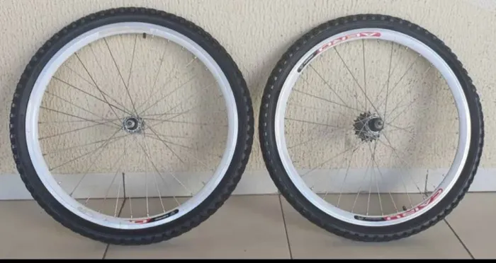 vendo par de rodas aro 24 montados com pneus 