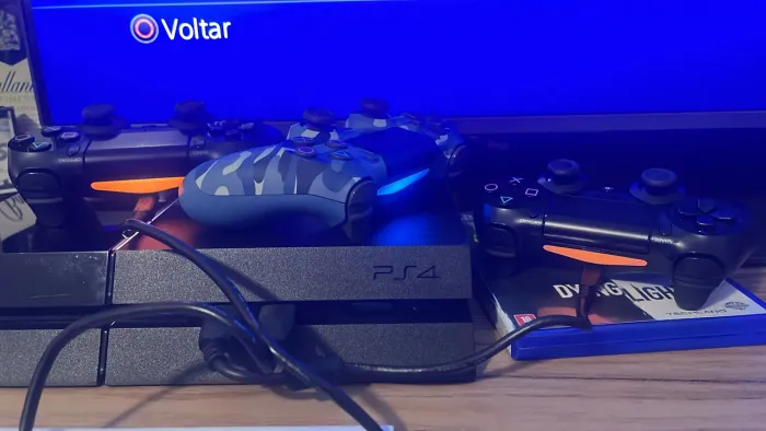 Ps4 + 2 controles + 8 jogos. (ACEITO TROCAS)