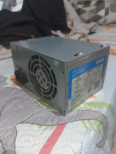 Fonte de alimentação de baixo consumo para computador simples