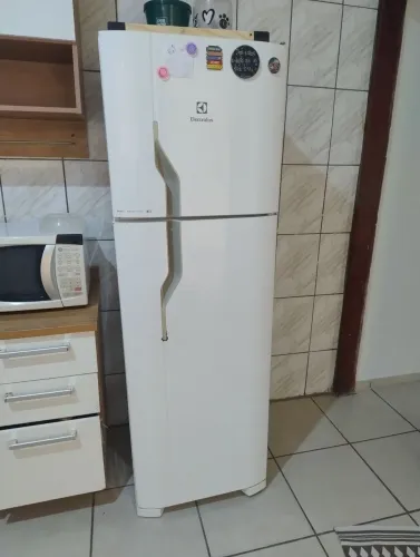 Geladeira Eletrolux 261 litros