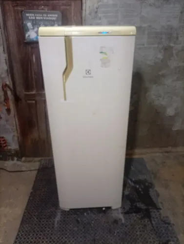 Geladeira Electrolux branca gelo seco