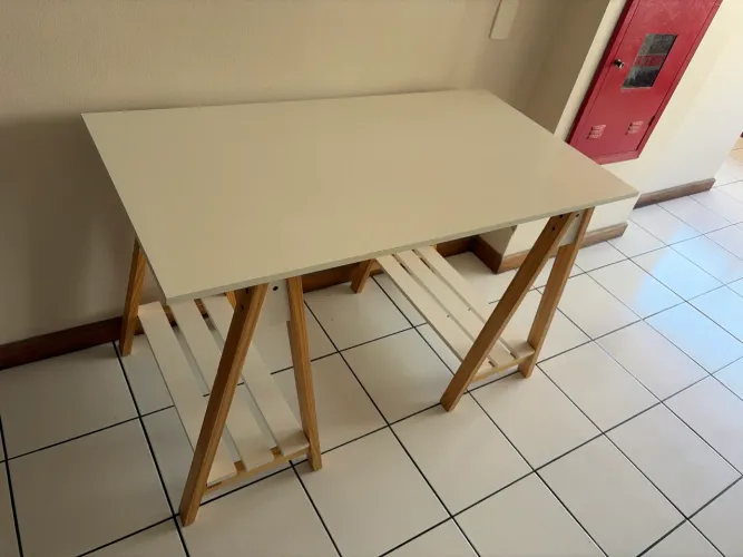 Mesa estilo cavalete de madeira e MDF