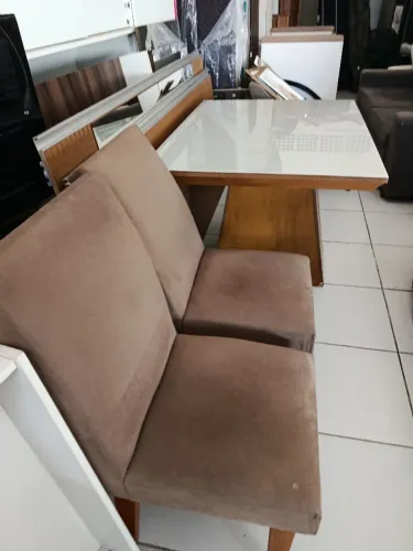 Mesa MDF com vidro laqueado com quatro cadeiras
